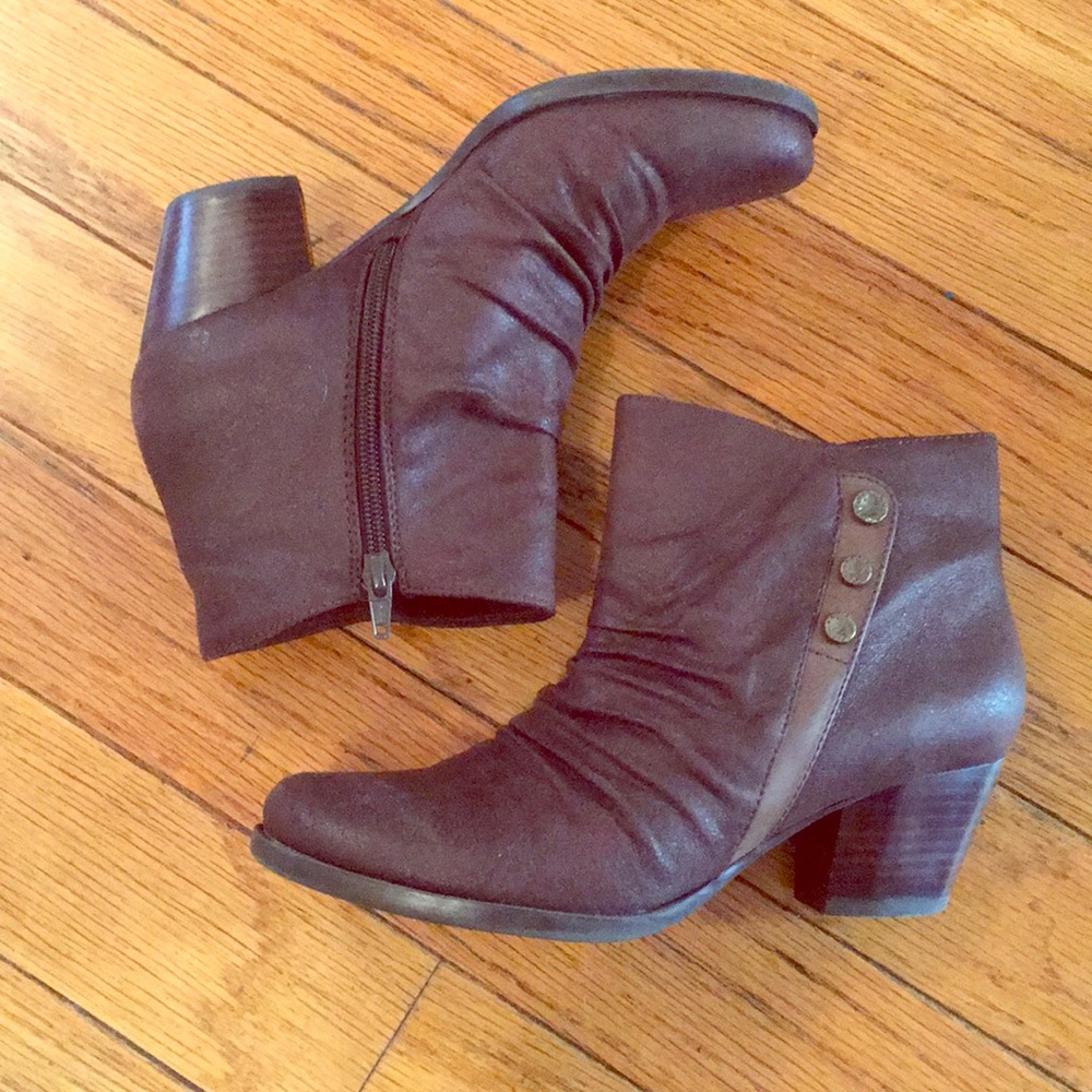 Baretraps brown ankle booties